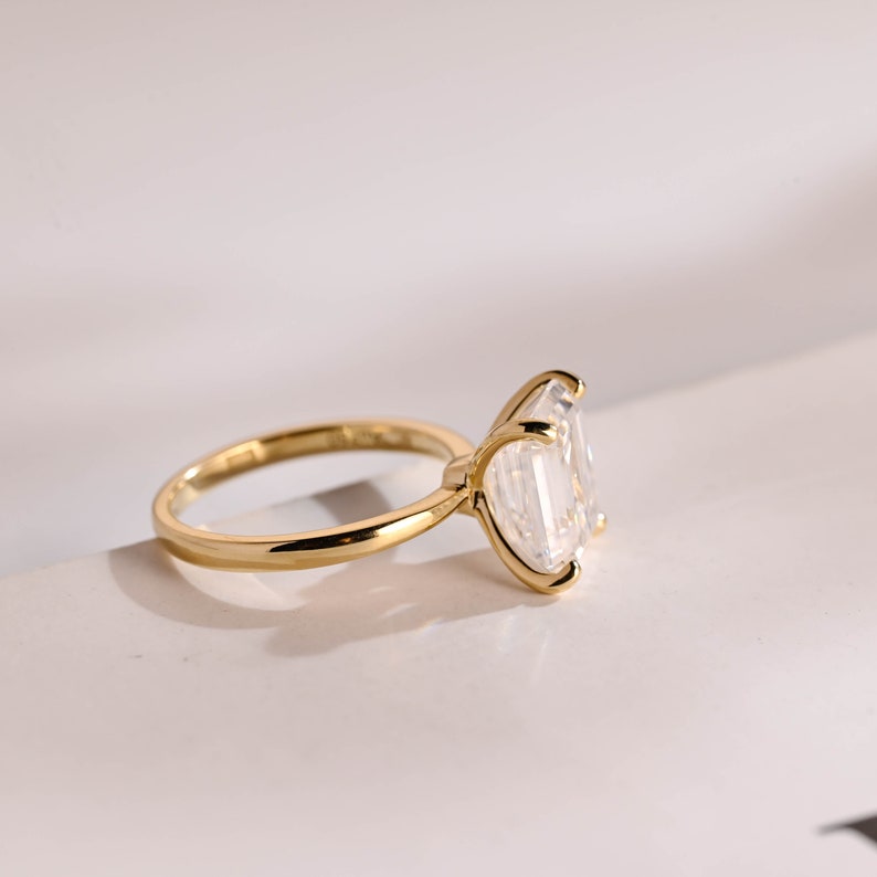 Stunning 1.0 - 2.0 CT Emerald Moissanite Engagement Ring with Solitaire Design 10