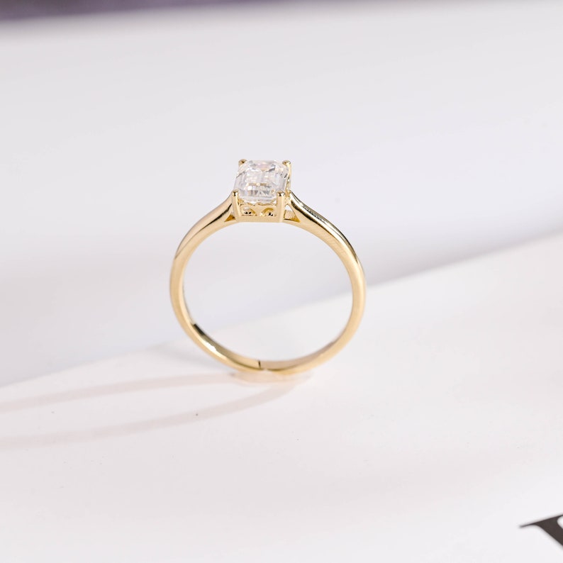 Stunning 1.0 - 2.0 CT Emerald Moissanite Engagement Ring with Solitaire Design 5