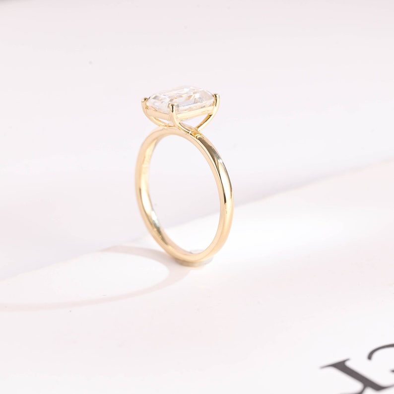 Stunning 1.0 - 2.0 CT Emerald Moissanite Engagement Ring with Solitaire Design 3