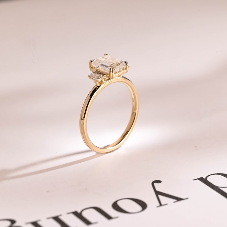 Stunning 1.0 - 2.0 CT Emerald Moissanite Engagement Ring With Cluster Design 5