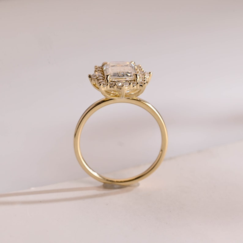 Stunning 1.0 - 2.0 CT Emerald Moissanite Engagement Ring With Halo Design 7