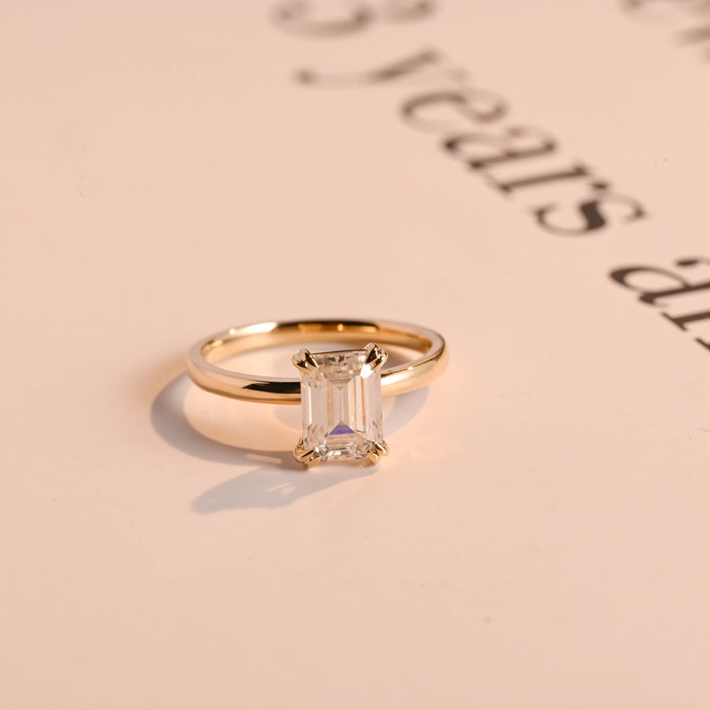 Stunning 1.0 - 2.0 CT Emerald Moissanite Engagement Ring with Solitaire Design 1