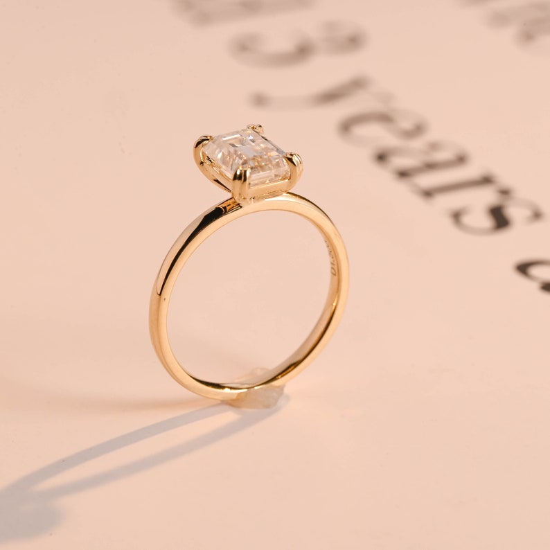 Stunning 1.0 - 2.0 CT Emerald Moissanite Engagement Ring with Solitaire Design 3