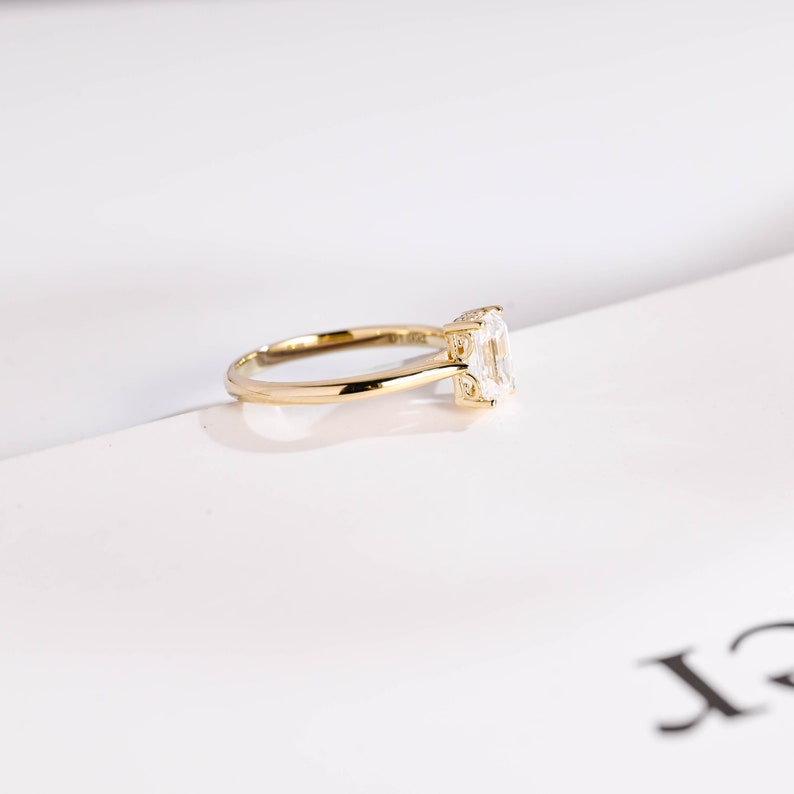 Stunning 1.0 - 2.0 CT Emerald Moissanite Engagement Ring with Solitaire Design 3