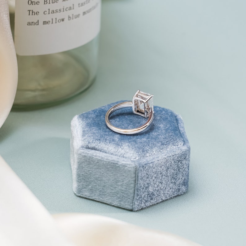 Stunning 1.0 - 2.0 CT Emerald Moissanite Engagement Ring with Solitaire Design 8