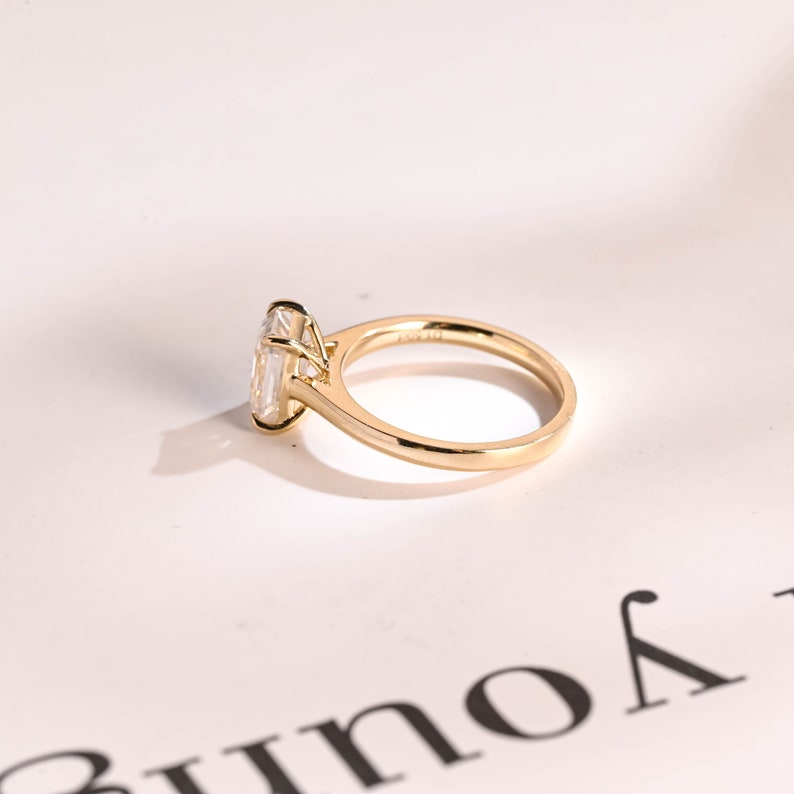 Stunning 1.0 - 2.0 CT Emerald Moissanite Engagement Ring with Solitaire Design 8