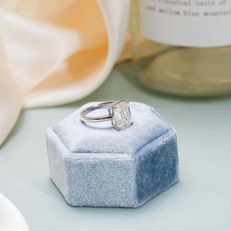 Stunning 1.0 - 2.0 CT Emerald Moissanite Engagement Ring with Solitaire Design 4