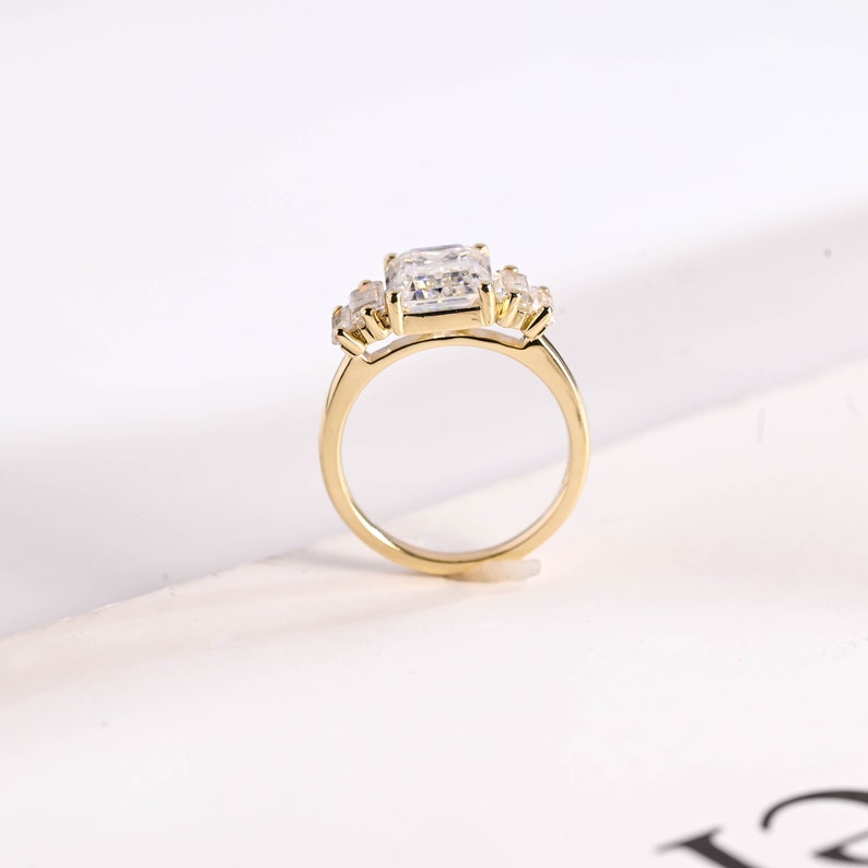 Stunning 1.0 - 2.0 CT Emerald Moissanite Engagement Ring With Cluster Design 5