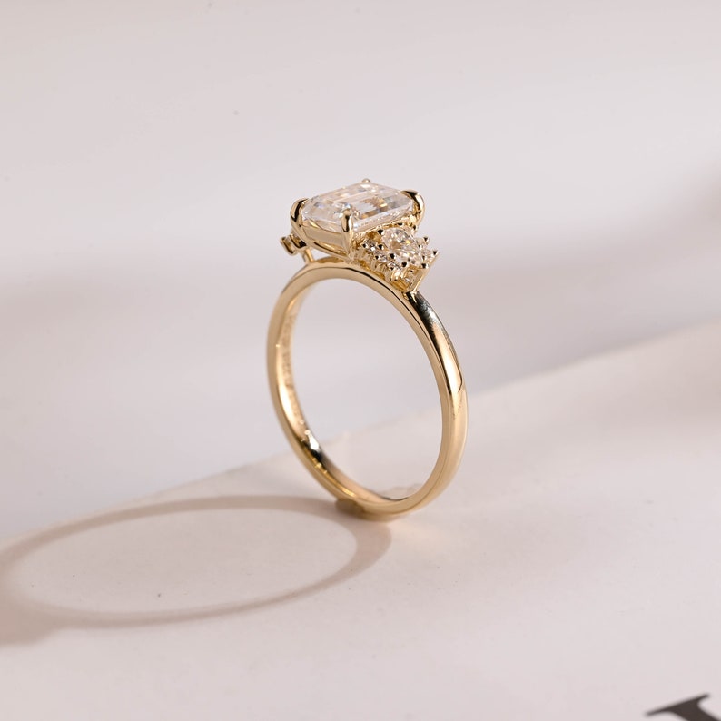 Stunning 1.0 - 2.0 CT Emerald Moissanite Engagement Ring With Cluster Design 5