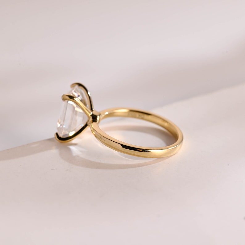 Stunning 1.0 - 2.0 CT Emerald Moissanite Engagement Ring with Solitaire Design 9