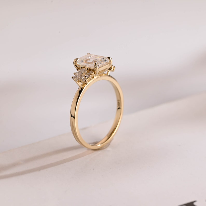 Stunning 1.0 - 2.0 CT Emerald Moissanite Engagement Ring With Cluster Design 7