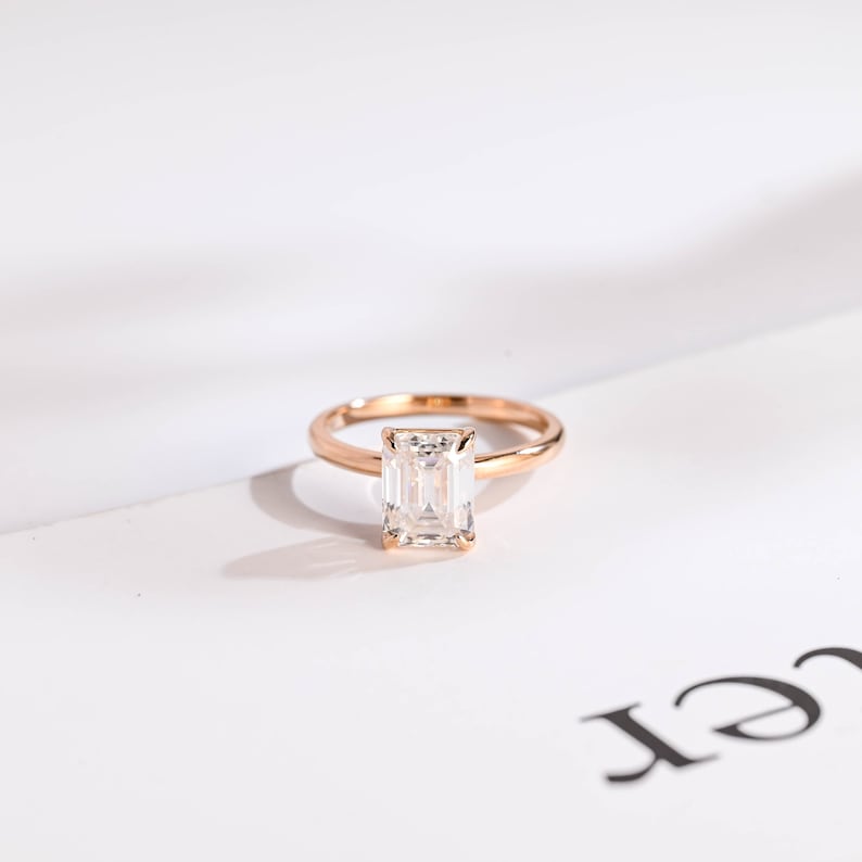 Stunning 1.0 - 2.0 CT Emerald Moissanite Engagement Ring with Solitaire Design 1