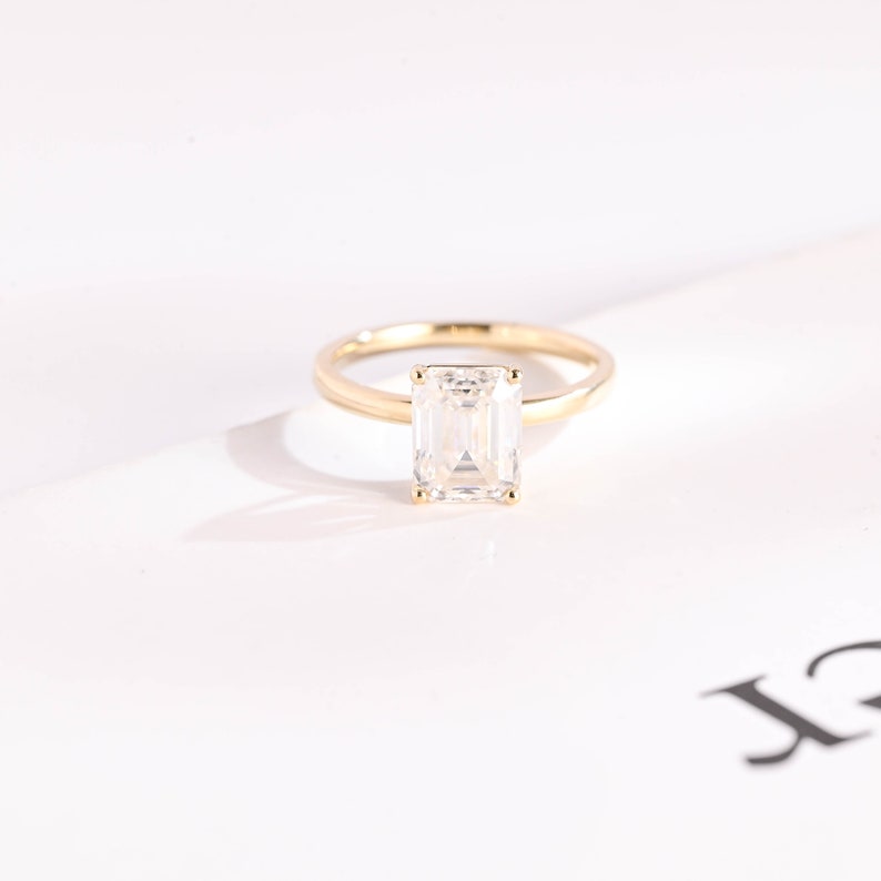 Stunning 1.0 - 2.0 CT Emerald Moissanite Engagement Ring with Solitaire Design 1