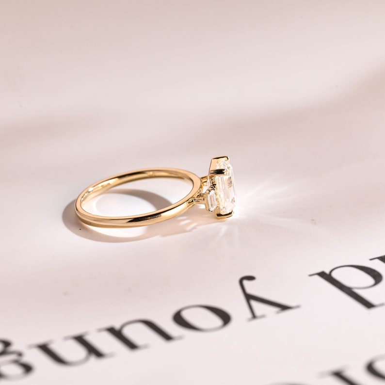 Stunning 1.0 - 2.0 CT Emerald Moissanite Engagement Ring With Cluster Design 9