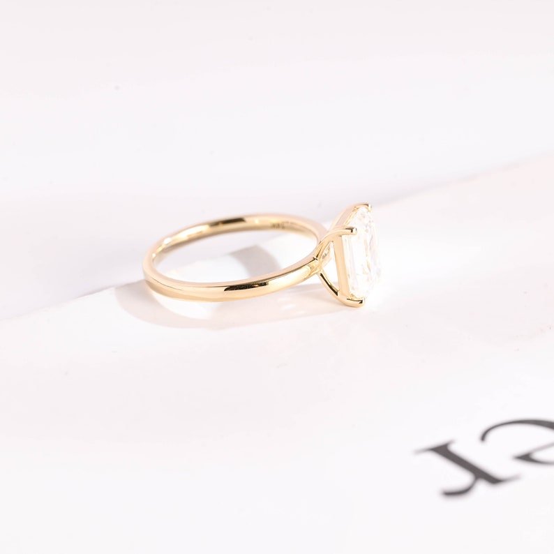 Stunning 1.0 - 2.0 CT Emerald Moissanite Engagement Ring with Solitaire Design 5