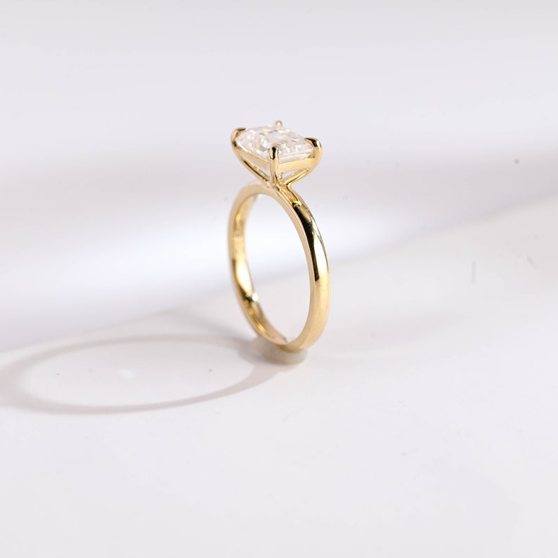 Stunning 1.0 - 2.0 CT Emerald Moissanite Engagement Ring with Solitaire Design 5