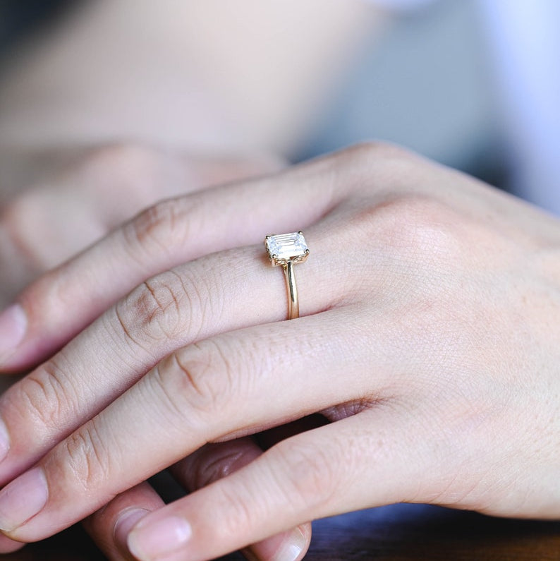 Stunning 1.0 - 2.0 CT Emerald Moissanite Engagement Ring with Solitaire Design 4