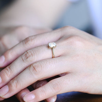 Stunning 1.0 - 2.0 CT Emerald Moissanite Engagement Ring with Solitaire Design 4