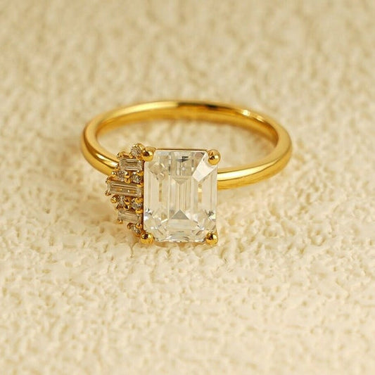 Stunning 1.0 - 2.0 CT Emerald Moissanite Engagement Ring With Cluster Design 1