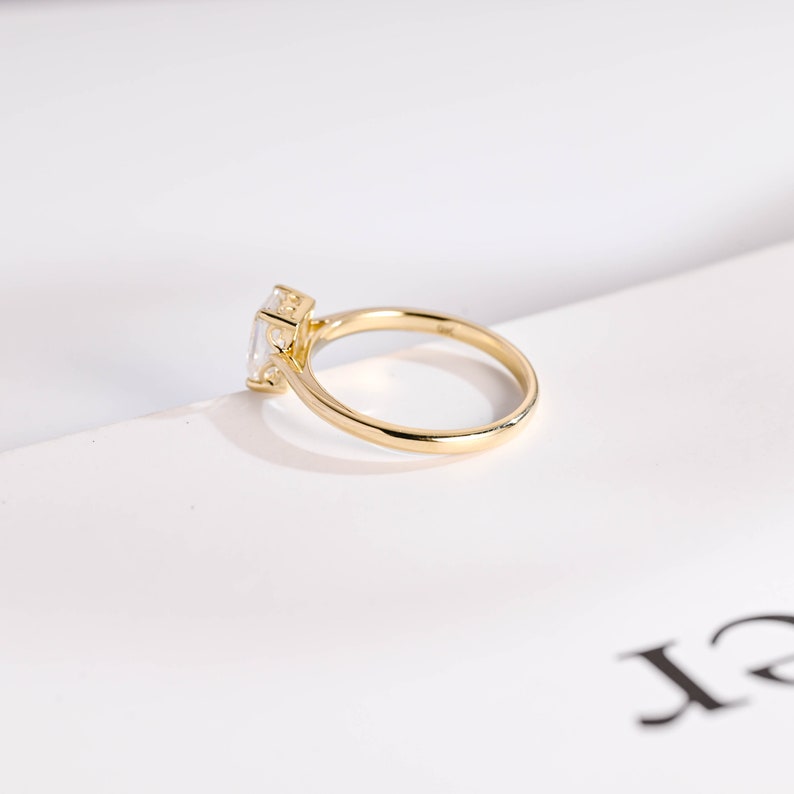 Stunning 1.0 - 2.0 CT Emerald Moissanite Engagement Ring with Solitaire Design 10