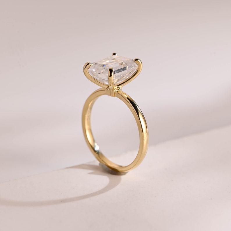 Stunning 1.0 - 2.0 CT Emerald Moissanite Engagement Ring with Solitaire Design 7