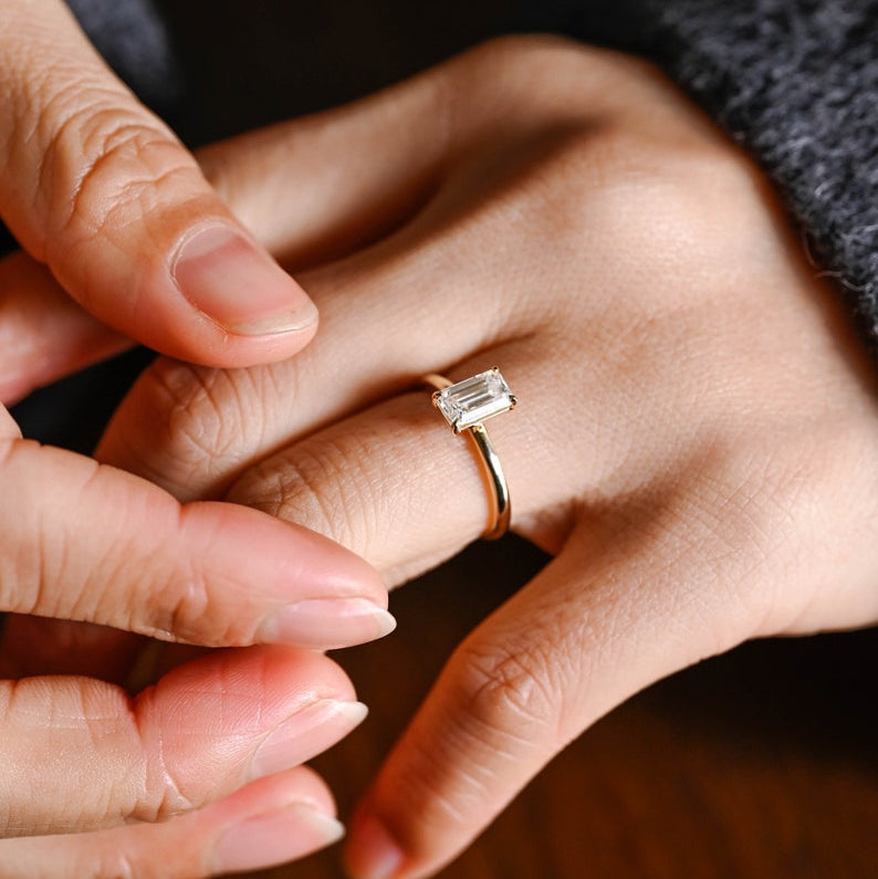 Stunning 1.0 - 2.0 CT Emerald Moissanite Engagement Ring with Solitaire Design 4