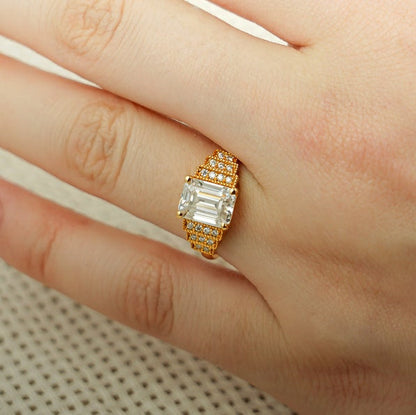 Stunning 1.0 - 2.0 CT Emerald Moissanite Engagement Ring With Cluster Design 4