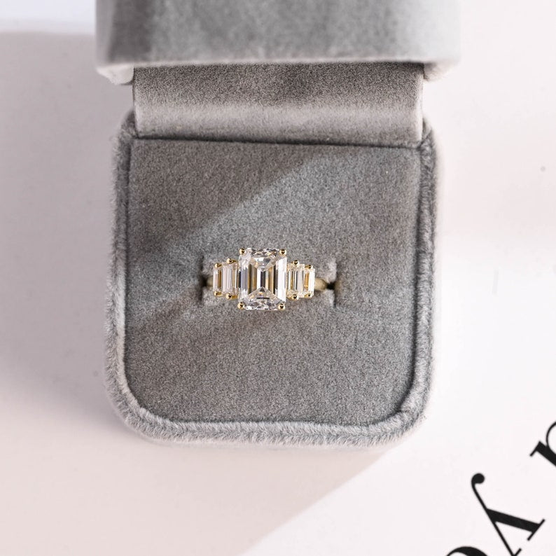 Stunning 1.0 - 2.0 CT Emerald Moissanite Engagement Ring With Cluster Design 9