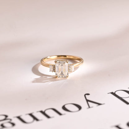 Stunning 1.0 - 2.0 CT Emerald Moissanite Engagement Ring With Cluster Design 1