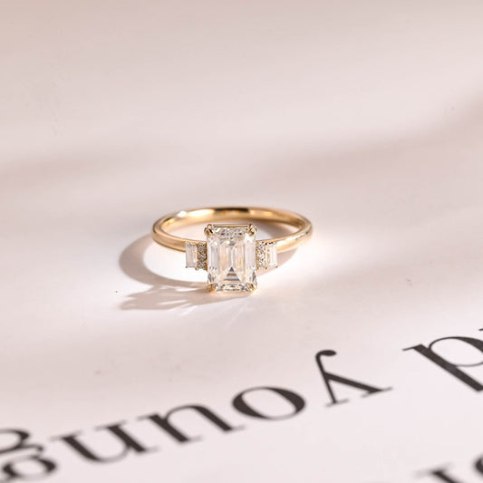 Stunning 1.0 - 2.0 CT Emerald Moissanite Engagement Ring With Cluster Design 1