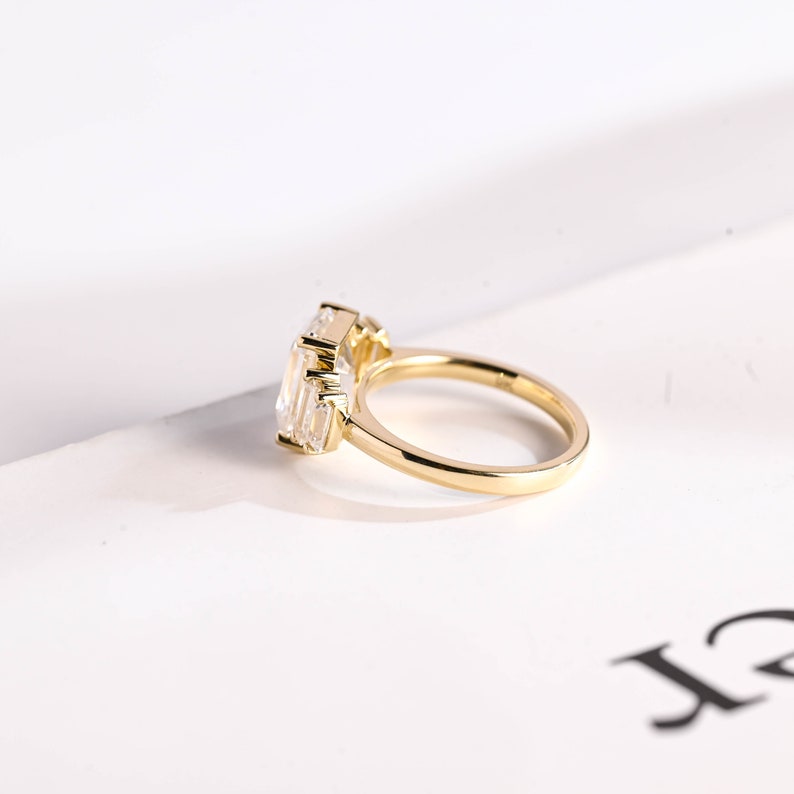 Stunning 1.0 - 2.0 CT Emerald Moissanite Engagement Ring With Cluster Design 7