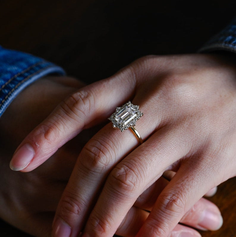 Stunning 1.0 - 2.0 CT Emerald Moissanite Engagement Ring With Halo Design 6