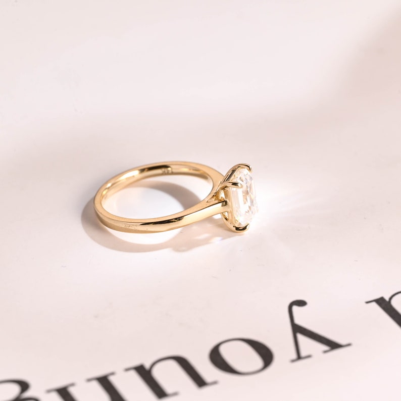 Stunning 1.0 - 2.0 CT Emerald Moissanite Engagement Ring with Solitaire Design 7