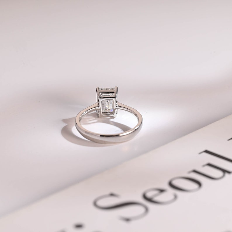Stunning 1.0 - 2.0 CT Emerald Moissanite Engagement Ring with Solitaire Design 3