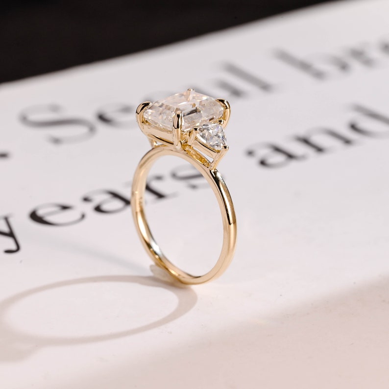 Stunning 1.0 - 2.0 CT Emerald Moissanite Engagement Ring with Three Stone Design 3