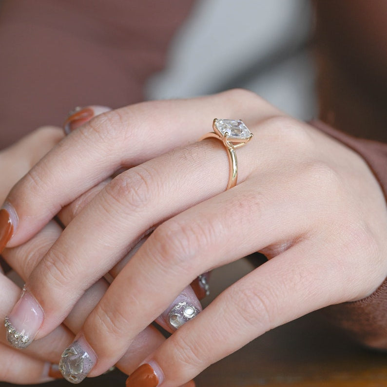 Stunning 1.0 - 2.0 CT Emerald Moissanite Engagement Ring with Solitaire Design 4