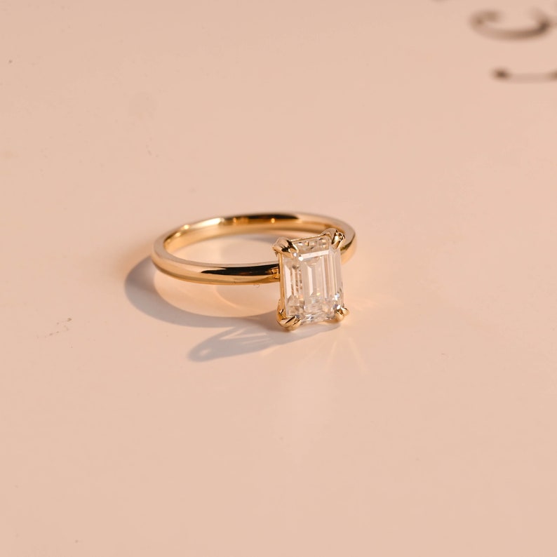 Stunning 1.0 - 2.0 CT Emerald Moissanite Engagement Ring with Solitaire Design 2