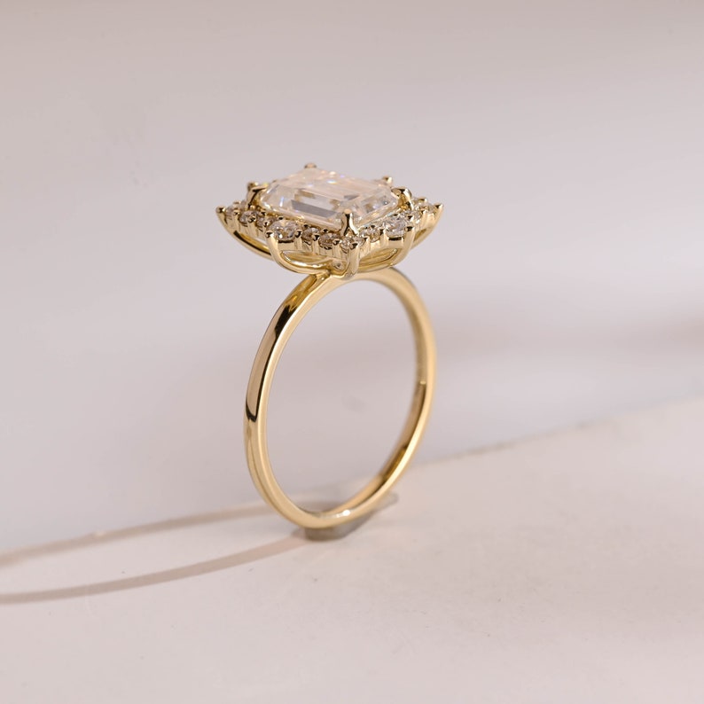 Stunning 1.0 - 2.0 CT Emerald Moissanite Engagement Ring With Halo Design 5