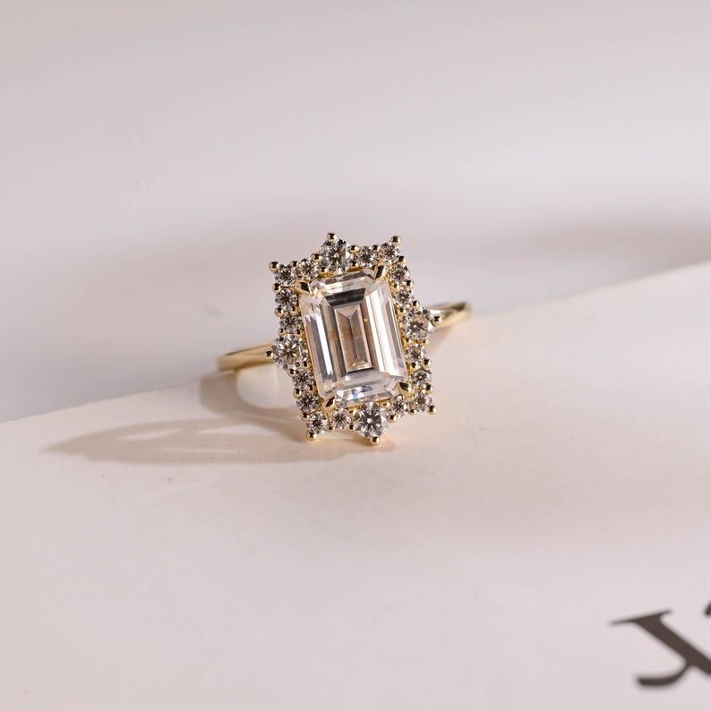 Stunning 1.0 - 2.0 CT Emerald Moissanite Engagement Ring With Halo Design 1